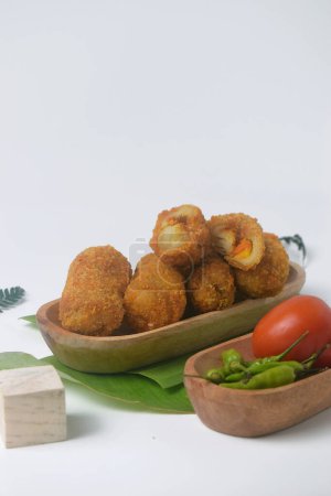Foto de retrato de la comida indonesia que a menudo se llama "Risoles" es un bocadillo hecho de huevos y harina con relleno de verduras, blanco aislado