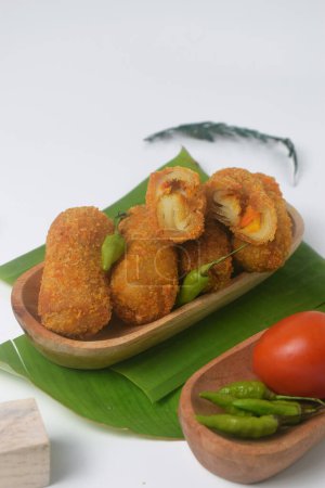 Portrait Photo de la nourriture indonésienne qui est souvent appelé "Risoles" est une collation faite à partir d'?ufs et de farine avec garniture de légumes, Isolé blanc