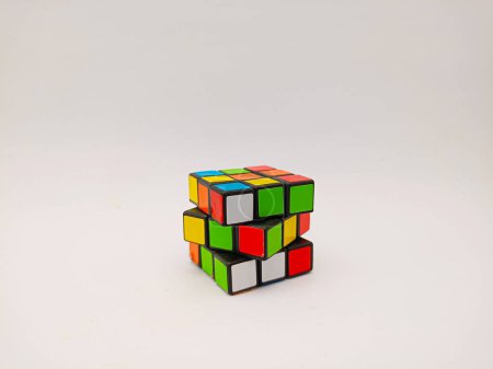 Foto de Kediri, Indonesia - 1 de octubre de 2023: Cubo de Rubik sobre fondo blanco. Cubo de rúbrica sobre fondo blanco. El Cubo de Rubik fue inventado por el arquitecto húngaro Erno Rubik en 1974. - Imagen libre de derechos