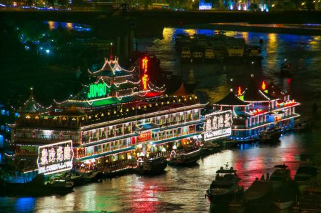 Téléchargez les photos : Vue de nuit de Jumbo Kingdom. Il était composé du Jumbo Floating Restaurant et du Tai Pak Floating Restaurant adjacent, qui étaient tous deux des attractions touristiques dans le port d'Aberdeen à Hong Kong.. - en image libre de droit