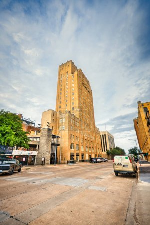 Foto de El Hotel Wooten Apartments en Abilene, Texas, ofrece un vistazo al pasado de la ciudad. Su estructura arquitectónica se alza contra el cielo como un hito icónico de la historia. Foto de alta calidad - Imagen libre de derechos