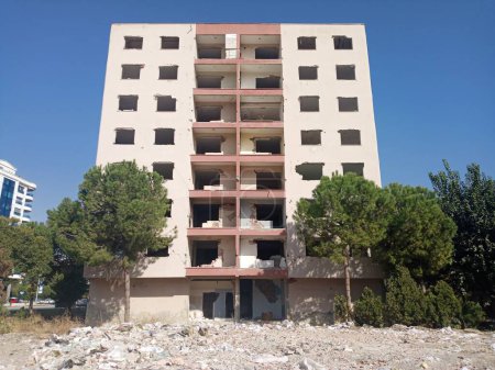 Foto de El edificio que fue evacuado después del terremoto. Destruirán el edificio.. - Imagen libre de derechos