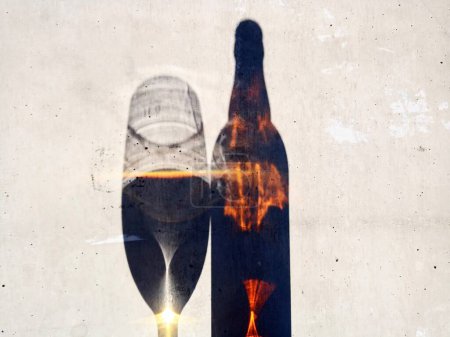 Téléchargez les photos : Ombre de bouteille de bière et verre de bière. Vue fantastique. - en image libre de droit