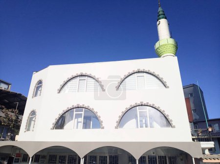 Téléchargez les photos : Mosquée moderne aux couleurs blanches et vertes. Bayrakli-Izmir - en image libre de droit