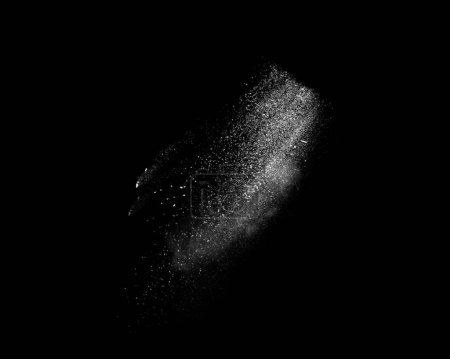 Foto de Partículas de polvo blanco sobre fondo negro. Mágico. - Imagen libre de derechos