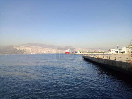 Foto de Puerto Izmir, Alsancak. Hermoso mar y barcos. - Imagen libre de derechos