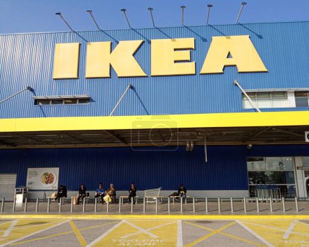 Foto de Fundada en Suecia por Ingvar Kamprad, de 17 años de edad, en 1943, IKEA ha sido el minorista de muebles más grande del mundo desde 2008. Sentados frente a IKEA. - Imagen libre de derechos