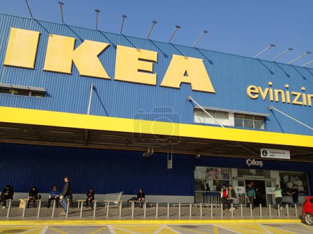 Téléchargez les photos : Fondée en Suède par Ingvar Kamprad, 17 ans, en 1943, IKEA est le plus grand détaillant de meubles au monde depuis 2008. Vue de face. - en image libre de droit