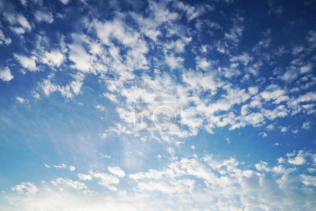 Foto de Nubes de cúmulos blancos en el claro cielo azul panorama de fondo, hermoso paisaje nublado amplia vista panorámica, cielo nublado telón de fondo - Imagen libre de derechos