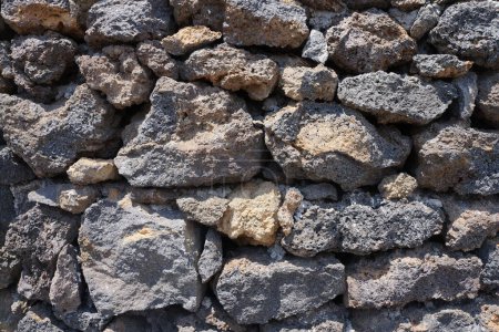 Foto de Textura de piedra de lava. Textura de ladrillo. pared hecha de roca volcánica en diferentes tamaños, formas - Imagen libre de derechos