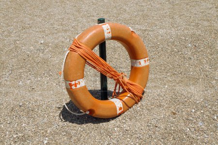 Téléchargez les photos : Vestes orange avec corde pour sauver les nageurs dans la mer en été - en image libre de droit