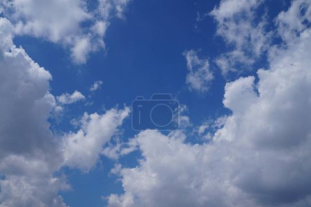 Téléchargez les photos : Cumulus blanc nuages sur fond bleu ciel clair panorama, beau paysage nuageux vue panoramique large, ciel nuageux toile de fond - en image libre de droit
