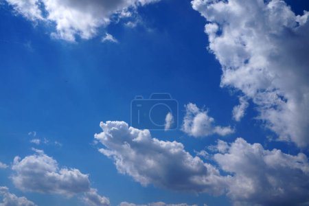 Téléchargez les photos : Cumulus blanc nuages sur fond bleu ciel clair panorama, beau paysage nuageux vue panoramique large, ciel nuageux toile de fond - en image libre de droit