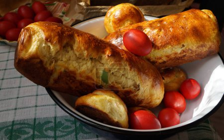 Foto de Pan rumano de Pascua. Pan dulce tradicional para Pascua y huevos rojos - Imagen libre de derechos