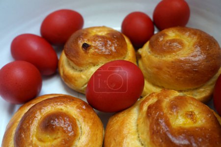 Téléchargez les photos : Pain de Pâques et œufs rouges dans un bol. Cuisine traditionnelle roumaine. pain sucré roumain - en image libre de droit