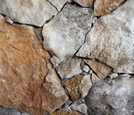 Téléchargez les photos : Mur de pierre de texture ancienne avec différentes formes de roche - en image libre de droit