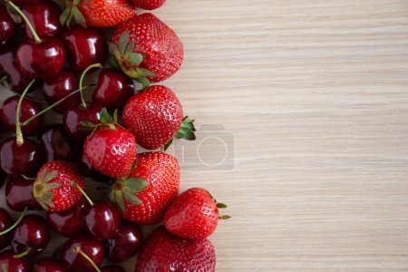Téléchargez les photos : Cerise et fraises sur fond de bois blanc - en image libre de droit
