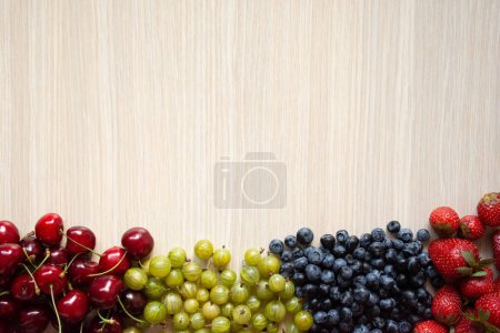 Foto de Variedad de bayas, fondo de bayas con frutas de cereza, fresas, grosellas y arándanos. Concepto de estilo de vida saludable. - Imagen libre de derechos