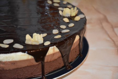 Foto de Torta de mousse de chocolate triple con esmalte de espejo de chocolate y hojuelas de almendras. Foto de alta calidad - Imagen libre de derechos