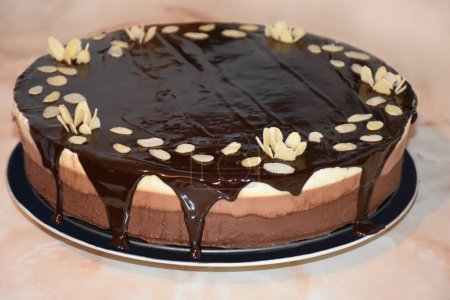 Foto de Torta de mousse de chocolate triple con esmalte de espejo de chocolate y hojuelas de almendras. Foto de alta calidad - Imagen libre de derechos