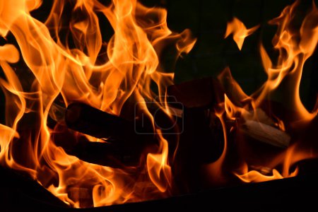 Foto de Las llamas de fuego se cierran sobre fondo negro. Fuego sobre fondo oscuro. Foto de alta calidad - Imagen libre de derechos