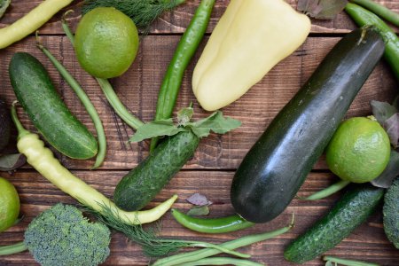 Téléchargez les photos : Légumes verts frais sur fond de bois clair. Dieting légumes bio verts - en image libre de droit