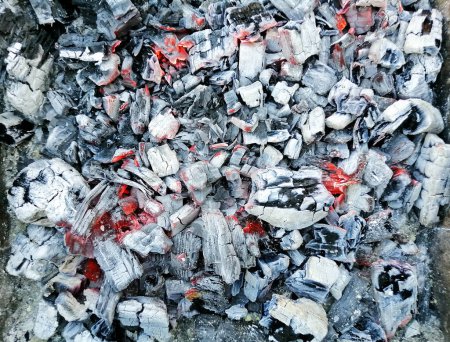 Foto de Fondo de textura de carbones calientes. Carbón caliente para barbacoa vista superior. Foto de alta calidad - Imagen libre de derechos