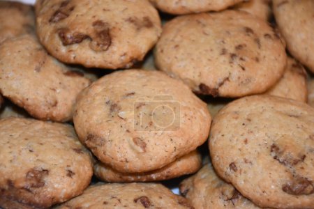 Téléchargez les photos : Chocolat puce cookies texture fond. Biscuits faits maison au chocolat. Photo de haute qualité - en image libre de droit