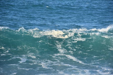 Foto de Olas azules de agua de mar, en dos tonos azules diferentes con espuma. Ondas textura fondo. Foto de alta calidad - Imagen libre de derechos