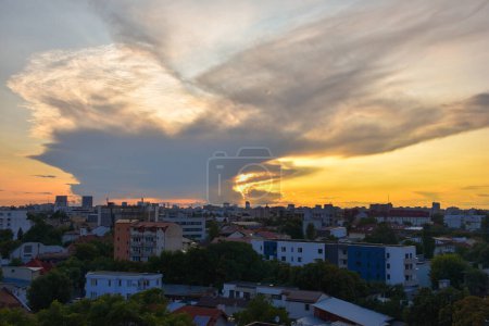 Téléchargez les photos : Bucarest vue sur les toits de la ville depuis Piata Muncii au coucher du soleil. Bucarest silhouette de ville au lever du soleil, coucher du soleil, Roumanie. Vue panoramique sur la ville de Bucarest. Photo de haute qualité - en image libre de droit