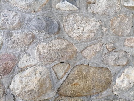 Téléchargez les photos : Mur de pierre de texture ancienne avec différentes formes de roche - en image libre de droit