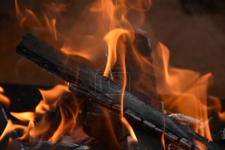 Téléchargez les photos : Brûler du bois pour barbecue gros plan. Photo de haute qualité - en image libre de droit