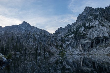 Téléchargez les photos : Trail Creek Lake, un lac alpin dans la nature sauvage de Sawtooth, dans la forêt nationale de Sawtooth en Idaho, un soir d'été. Les montagnes environnantes se reflètent dans la surface tranquille de l'eau. - en image libre de droit