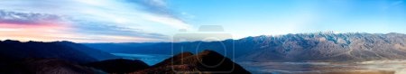 Téléchargez les photos : Panorama de la vallée de la Mort, du bassin Badwater et de la chaîne de montagnes Panamint vu de la vue de Dante à l'aube. - en image libre de droit