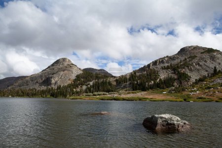 Foto de A principios de septiembre es el momento perfecto para visitar Golden Lake (también conocido como Lake 10155) en la cordillera Wind River de Wyoming y disfrutar de su impresionante paisaje - Imagen libre de derechos