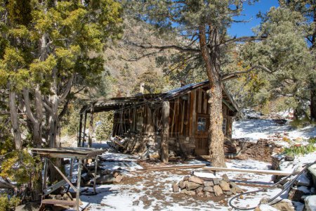 Téléchargez les photos : The exterior of an abandoned miners' cabin known as The Castle. Located in Sourdough Canyon, near the Panamint City ghost town in Death Valley National Park, California - en image libre de droit