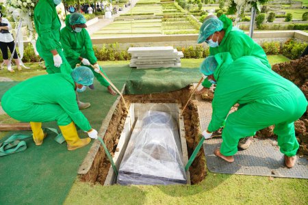 Foto de Karawang, Indonesia - 11 de diciembre de 2021: El proceso funerario con el protocolo Covid-19. - Imagen libre de derechos
