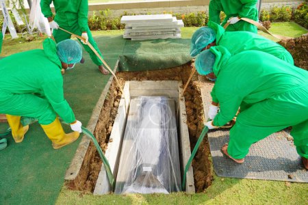 Foto de Karawang, Indonesia - 11 de diciembre de 2021: El proceso funerario con el protocolo Covid-19. - Imagen libre de derechos