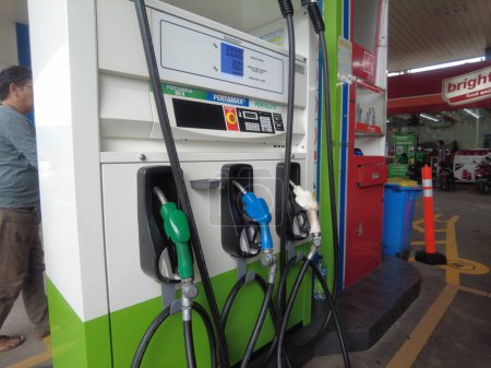 Foto de Tangerang, Indonesia - 8 de diciembre de 2022: Equipo de llenado de gasolina en la gasolinera. Pertamina - Imagen libre de derechos