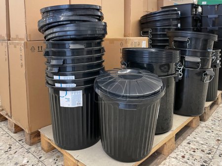 Téléchargez les photos : Nuremberg, Allemagne - 16 avril 2022 : Collecteurs d'ordures en plastique noir dans une étagère. - en image libre de droit