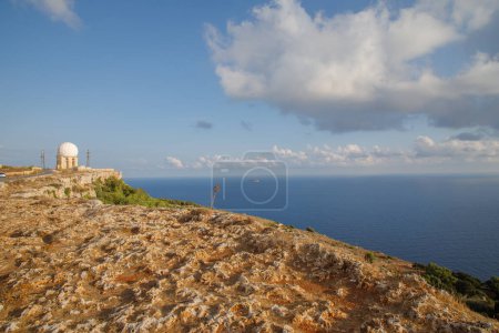 Téléchargez les photos : Radar il Ballun à la falaise de Dingli, Malte - en image libre de droit
