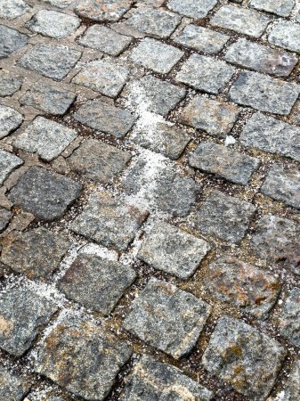 Foto de Piedras pavimentadas con sal deshielo. - Imagen libre de derechos