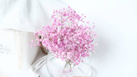 Téléchargez les photos : Fleurs de gypsophile rose debout dans un vase rond transparent. Photo de haute qualité - en image libre de droit