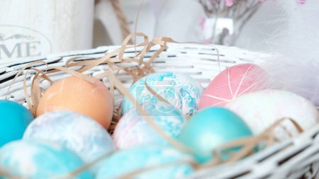 Huevos de Pascua en una cesta. Composición de Pascua. Concepto de vacaciones. Foto de alta calidad.