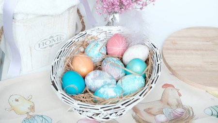Huevos de Pascua en una cesta. Composición de Pascua. Concepto de vacaciones. Foto de alta calidad.