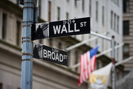 Téléchargez les photos : Panneau de Wall Street avec drapeau américain dans le quartier financier du Lower Manhattan - en image libre de droit