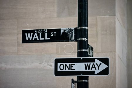 Téléchargez les photos : Panneau de Wall Street dans le quartier financier du Lower Manhattan - en image libre de droit