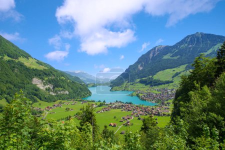 Téléchargez les photos : Lac Lungern Valley depuis le col de Brunig entre Lucerne et Interlaken, Suisse - en image libre de droit