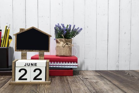 Téléchargez les photos : 22 juin date du calendrier texte sur bloc de bois blanc avec papeterie sur bureau en bois. Calendrier date concept. - en image libre de droit