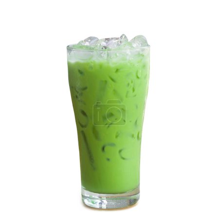 Téléchargez les photos : Latte matcha glacé ou thé vert condensé au lait ajouté en verre transparent est isolé sur fond blanc avec chemin de coupe. - en image libre de droit